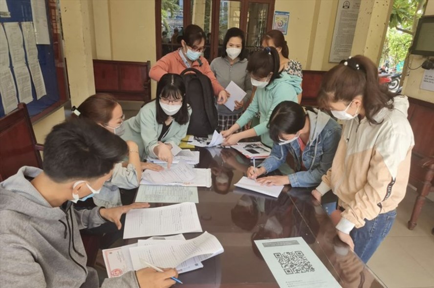 Phụ huynh học sinh của Trung tâm Anh ngữ Pixar (TPHCM) tập trung nộp đơn khởi kiện tại Tòa án Nhân dân quận 12. Ảnh: P.Linh